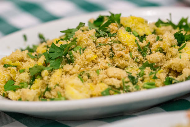 porción de farofa de yuca con huevos, plato típico brasileño llamado farofa en mantel verde y blanco a cuadros. - food dining cooking multi colored fotografías e imágenes de stock