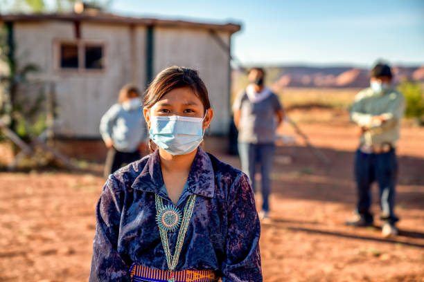 navajo family social distancing with covid-19 masks fuera de su casa en monument valley arizonaa - india women ethnic indigenous culture fotografías e imágenes de stock