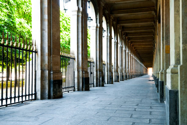�париж : проход вокруг jardin дю пале королевский пуст - palais royal стоковые фото и изображения