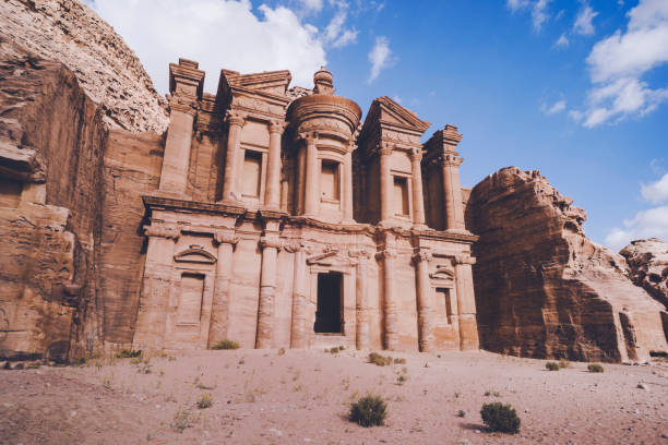 vue imprenable depuis une grotte de l’ad deir - monastère dans l’ancienne ville de petra, jordanie. site du patrimoine mondial de l’unesco. ville perdue dans les montagnes. l’une des merveilles modernes du monde - petra ancient civilization jordan cave photos et images de collection