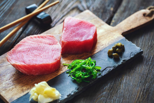 filete de atún crudo con ingredientes listos para cocinar - vitamin d salmon fillet raw fotografías e imágenes de stock