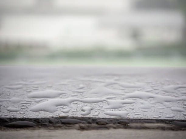 kropla deszczu na krawędzi korytarza - waters edge nature water wave zdjęcia i obrazy z banku zdjęć