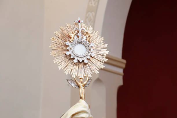 adoración ostensorial en la iglesia católica - corpus christi - corpus christi celebration fotografías e imágenes de stock