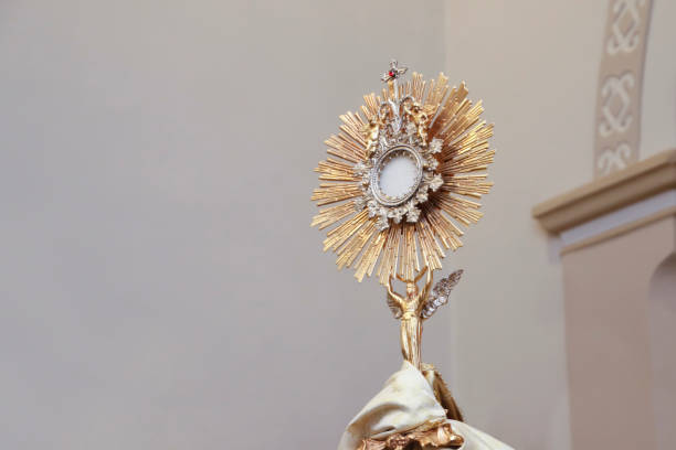 adoración ostensorial en la iglesia católica - corpus christi - corpus christi celebration fotografías e imágenes de stock