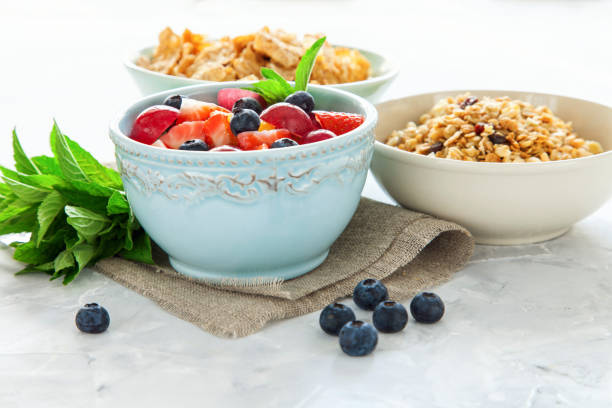 テーブルの上のボウルにベリーとミューズリー、選択的な焦点 - oatmeal porridge dried fruit bowl ストックフォトと画像