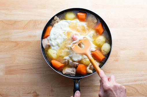Japanese home cooking, bird cream stew.
The ingredients are chicken, carrot potatoes, and white sauce.