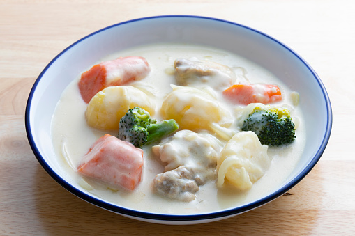 Japanese home cooking, bird cream stew.
The ingredients are chicken, carrot potatoes, and white sauce.