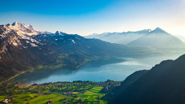 paesaggio di montagne innevate delle alpi svizzere. eiger, mönch e jungfrau. vista panoramica del paesaggio montano con interlaken city top view, regione della jungfrau, wengen, svizzera. - brienz mountain landscape lake foto e immagini stock