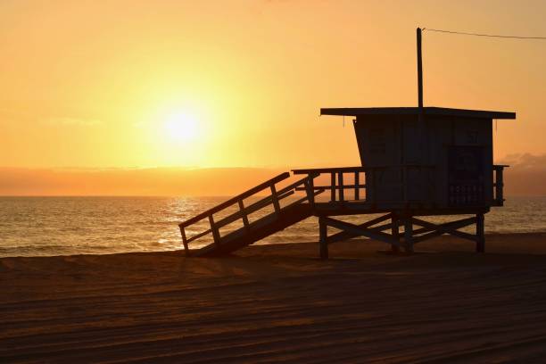 baywatch, sonnenuntergang am strand, kalifornien, usa - lifeguard orange nature beach stock-fotos und bilder