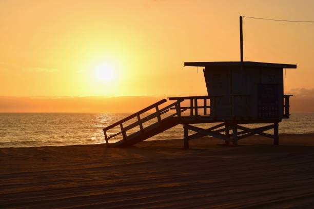 baywatch, puesta de sol en la playa, california, estados unidos - lifeguard orange nature beach fotografías e imágenes de stock