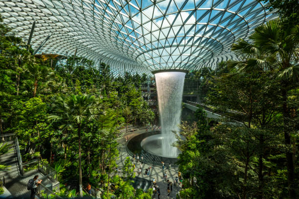 аэропорт jewel changi является многоедиамной застройкой в аэропорту чанги в сингапуре, которая открылась 17 апреля 2019 года. - changi стоковые фото и изображения