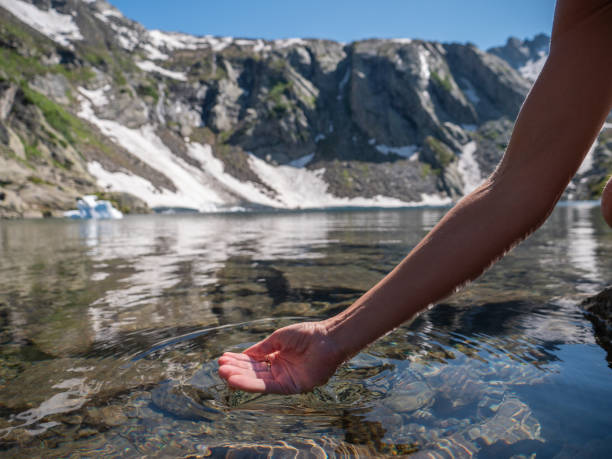 ludzka ręka cupped złapać świeżą wodę z górskiego jeziora, szwajcaria - mountain mountain peak snow spring zdjęcia i obrazy z banku zdjęć