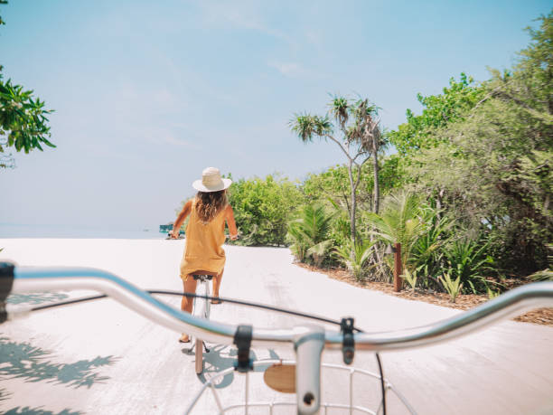 punto de vista de la pareja de ciclismo en isla tropical - perspectiva personal fotografías e imágenes de stock