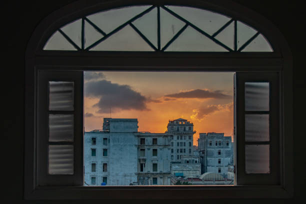 окно обрамлено закатом из отеля ambos mundos - ambos стоковые фото и изображения