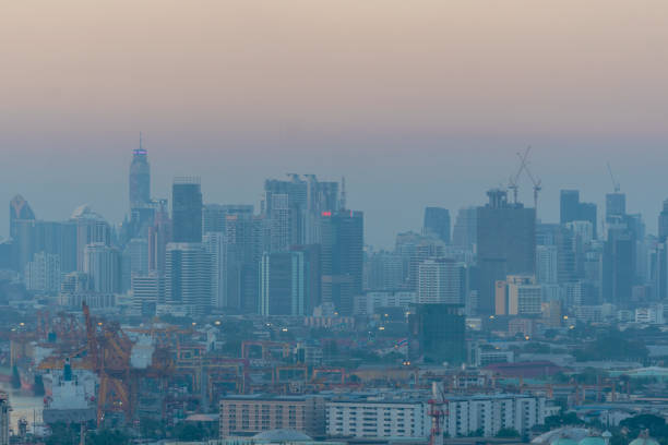 Bangkok, THAILAND - JANUARY 4,2020 : Low visibility city view in evening with dangerous haze and fog toxic haze effect respiratory bad healthy. Concept of Pollution air pollution dust PM2.5 Unhealthy. bangkok, thailand - 4 de enero 4.2020 : vista de la ciudad de baja visibilidad por la noche con peligrosa neblina y efecto neblina tóxica de niebla respiratoria mala y saludable. concepto de contaminación atmosférica de contaminación pm2.5 insalubre.