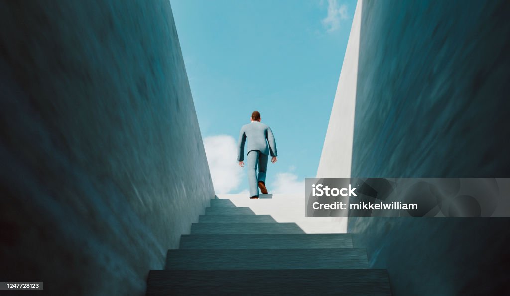 남자는 성공의 사다리를 걸어 정상에 도달 - 로열티 프리 성장-개념 스톡 사진