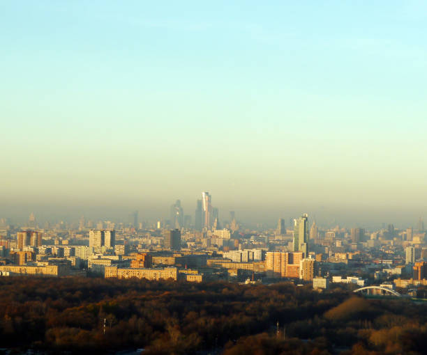 arranha-céus sobre fumaça na cidade industrial de uma grande distância - smog city pollution town - fotografias e filmes do acervo