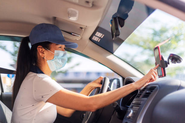 hardworking mujer coche de conducción para rideshare - working smiling equipment car fotografías e imágenes de stock