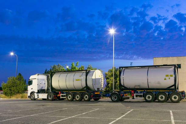 mega camion con contenitori cisterna - built structure truck trucking fuel storage tank foto e immagini stock