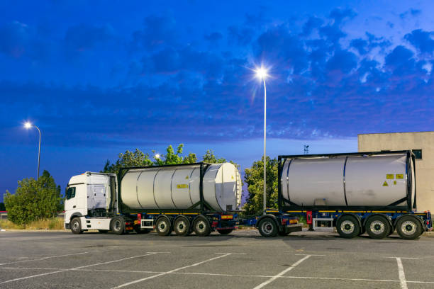 タンクコンテナ付きメガトラック - storage tank cargo container mode of transport commercial land vehicle ストックフォトと画像