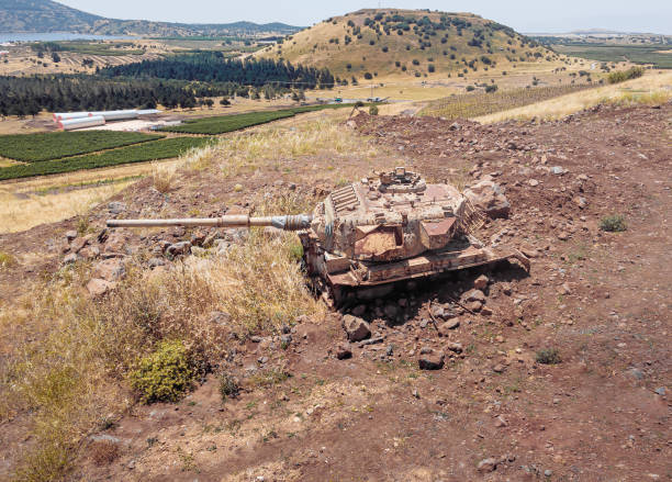 el tanque israelí destruido está detrás del juicio final (guerra yom kipur) en los altos del golán en israel, cerca de la frontera con siria - east european jewish fotografías e imágenes de stock