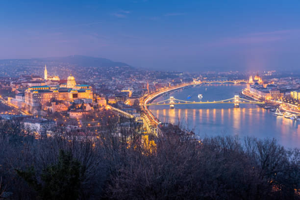 istock Budapest skyline with Buda castle and Szechenyi Chain Bridge reflect in Danube river during twilight 1247773569