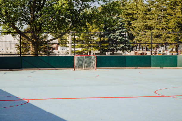 ver un objetivo de una pista de hockey sobre patines desocupada en un parque de la ciudad - hockey sobre ruedas fotografías e imágenes de stock