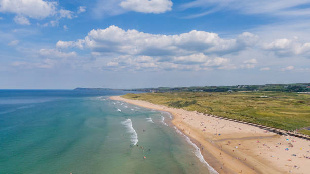 vue aérienne sur la plage de sable et la côte de l’océan atlantique dans portrush irlande du nord, vue supérieure sur la petite ville côtière - portrush photos et images de collection