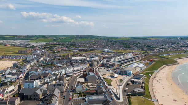 vue aérienne sur la plage de sable et la côte de l’océan atlantique dans portrush irlande du nord, vue supérieure sur la petite ville côtière - portrush photos et images de collection