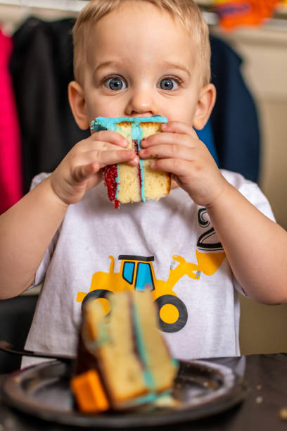 peuter die zijn 2de verjaardag viert. - foto’s van jongen stockfoto's en -beelden