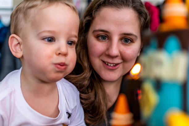 peuter die zijn 2de verjaardag viert. - foto’s van jongen stockfoto's en -beelden