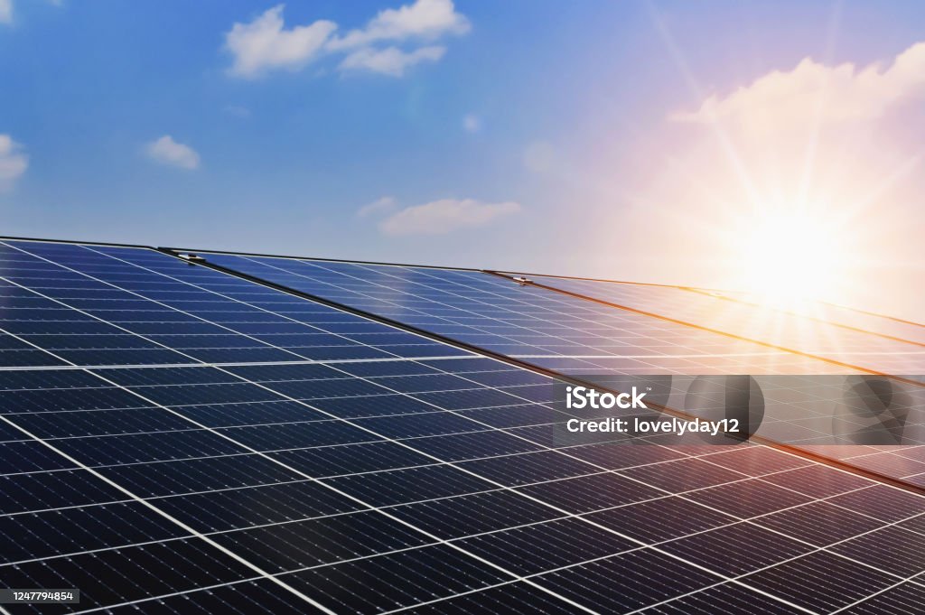 Sonnenkollektoren mit Sonnenuntergang und blauem Himmel Hintergrund. Konzept der sauberen Energie - Lizenzfrei Sonnenkollektor Stock-Foto