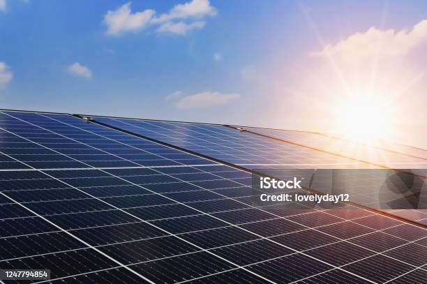 Sonnenkollektoren Mit Sonnenuntergang Und Blauem Himmel Hintergrund Konzept Der Sauberen Energie Stockfoto und mehr Bilder von Sonnenkollektor