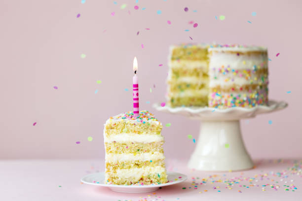 tort urodzinowy funfetti z jednym plasterkiem - gateaux birthday candle cake zdjęcia i obrazy z banku zdjęć