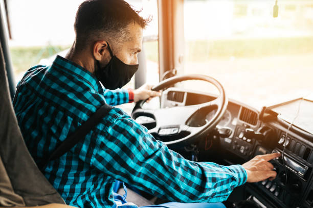 homme de conducteur de camion - on wheels flash photos et images de collection