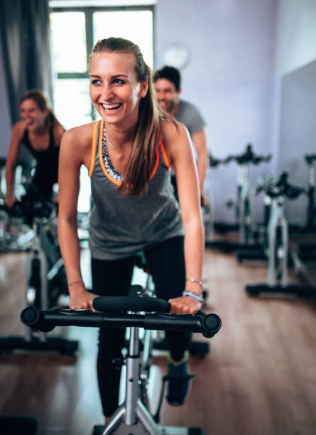 classe de formation de filature - spinning instructor exercising gym photos et images de collection