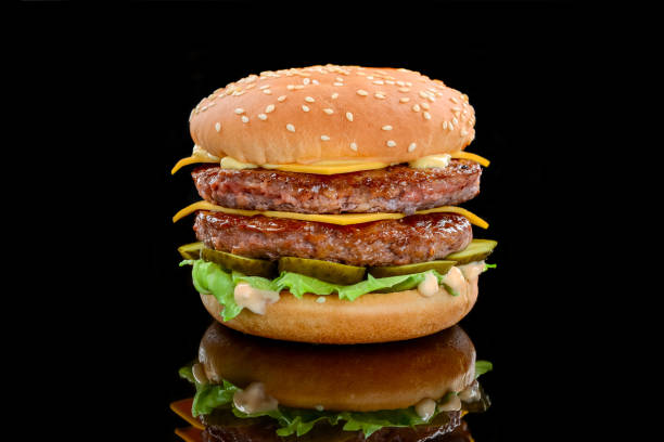 un doppio cheeseburger in stile classico con due polpette di manzo - symmetry burger hamburger cheese foto e immagini stock