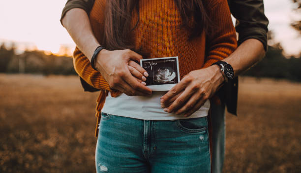 couple with baby ultrasound - ultrasound imagens e fotografias de stock