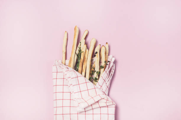 домашний сыр или хлеб палочки с стадами хрустящий хлеб палочки с тимьяном и розмарином на розовом фоне top view horizontal - twisted cheese biscuit pastry стоковые фото и изображения