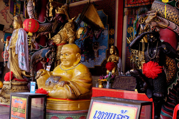 Chinese shrine at Wat Phanan Choeng temple - Thailand Chinese shrine at Wat Phanan Choeng, Thailand, UNESCO World Heritage Site, Southeast Asia, Asia - 21st January 2020 wat phananchoeng stock pictures, royalty-free photos & images