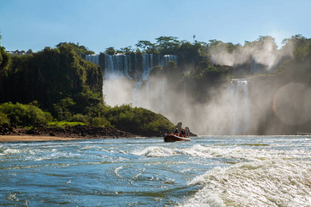 passeio de barco no rio iguaçu e nas cataratas. - tropical rainforest waterfall rainbow iguacu falls - fotografias e filmes do acervo