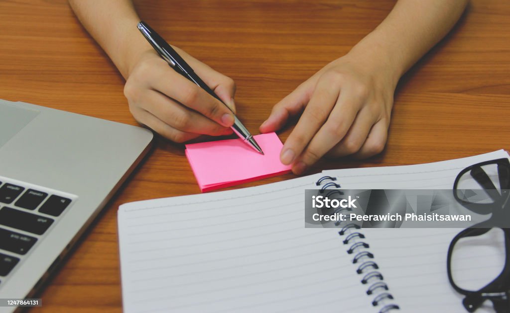 Mujer Joven Que Trabaja Con Lápiz Y Portátil Y Laboratorio De Computadora Para Usar El Diseño O Creativo Para Dibujar Dibujar Diseño De Ropa Draw Concepto De Freelance En El Trabajo Foto Mujer Joven Que Trabaja Con Lápiz Y Portátil Y Laboratorio De Computadora Para Usar El Diseño O Creativo Para Dibujar Dibujar Diseño De Ropa Draw Concepto De Freelance En El Trabajo Foto