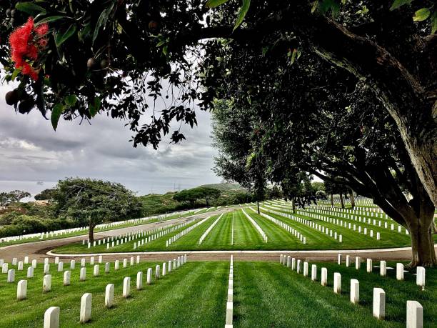 fort rosecrans nationalfriedhof - alle gaben einige - tomb tomb of the unknown soldier arlington national cemetery place of burial stock-fotos und bilder