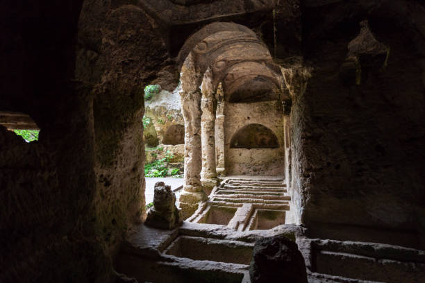 monument funéraire de la grotte de besiktas à antakya (antioche). dans les tombes, 12 tombes rocheuses sont trouvées qui appartient au romain. - antakya photos et images de collection
