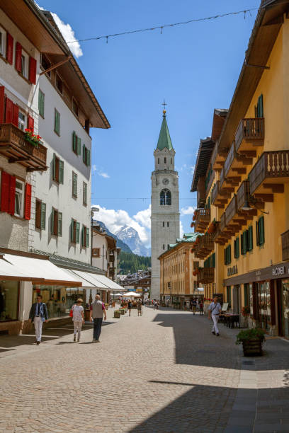 базилика святых филиппа и иакова в корт�ина д'ампеццо - cortina dampezzo стоковые фото и изображения