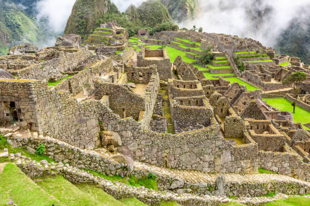 machu picchu, un sanctuaire historique péruvien et un site du patrimoine mondial de l’unesco. l’une des sept nouvelles merveilles du monde - new seven wonders of the world photos et images de collection