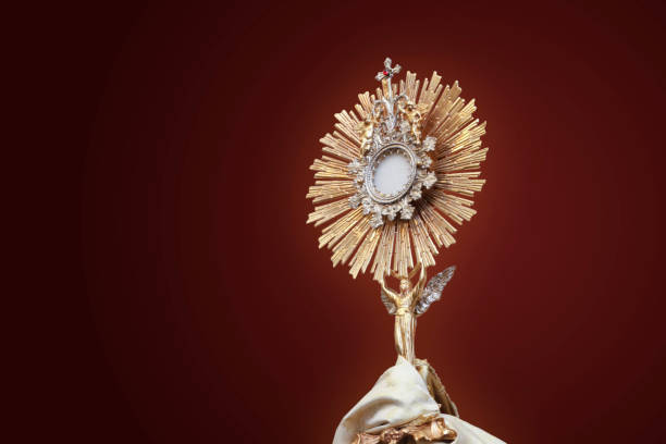 ostensorial para adoração em uma cerimônia da igreja católica - corpus christi - corpus christi festival tradicional - fotografias e filmes do acervo