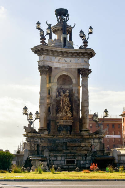 fontanna w centrum placa d'espanya lub fuente de la plaza espana w centrum placu hiszpanii w barcelonie. - castle catalonia spain majestic zdjęcia i obrazy z banku zdjęć