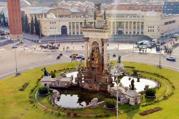 fontanna w centrum placa d'espanya lub fuente de la plaza espana w centrum placu hiszpanii w barcelonie. - castle catalonia spain majestic zdjęcia i obrazy z banku zdjęć