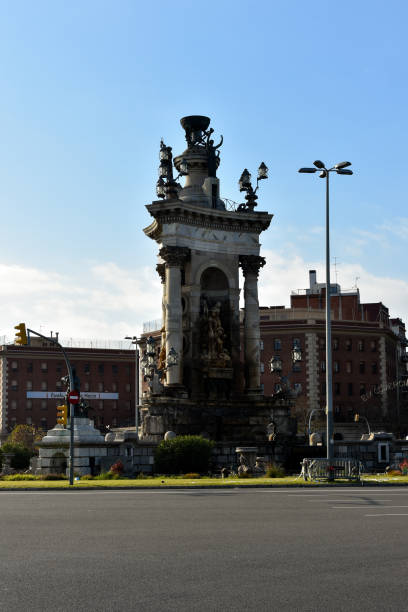 fontana al centro della placa d'espanya o fuente de la plaza espana nel centro di piazza di spagna a barcellona. - castle catalonia spain majestic foto e immagini stock